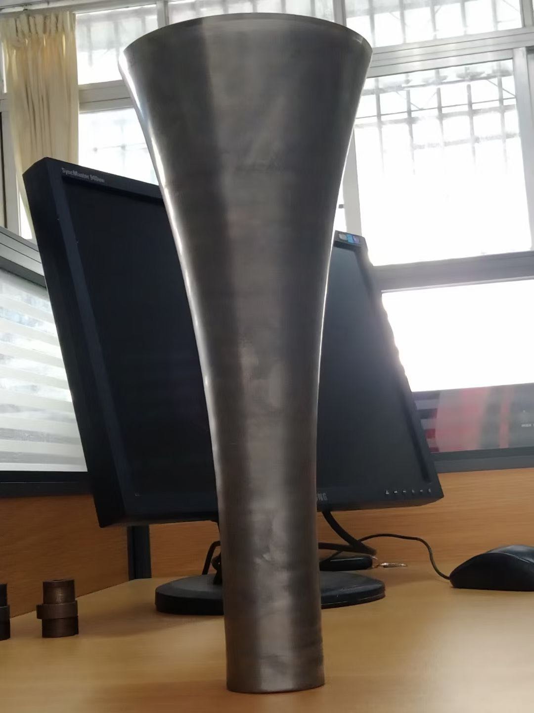 不(bu)鏽鋼長筒底座(zuo)成型 數控 自動(dòng) 旋壓機